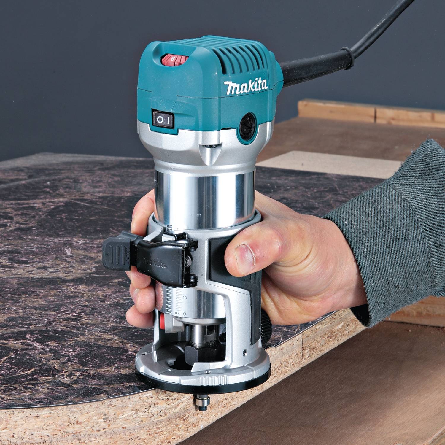 Makita RT0701CX3 1'1/4 HP Compact Router Kit - Image 2